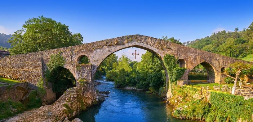 El denominado popularmente Puente Romano es la imagen más reconocible de Cangas de Onís. | TURISMO CANGAS DE ONIS