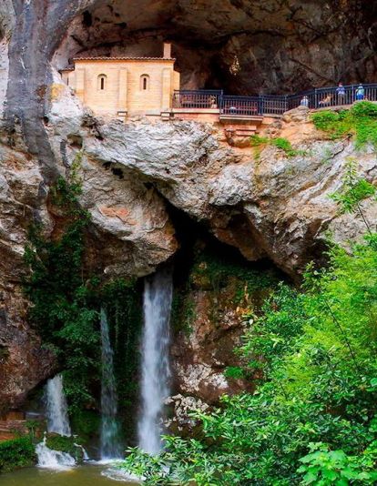 En la iamgen, la Santa Cueva, en Covadonga. TURISMO CANGAS DE ONÍS En la iamgen, la Santa Cueva, en Covadonga. TURISMO CANGAS DE ONÍS