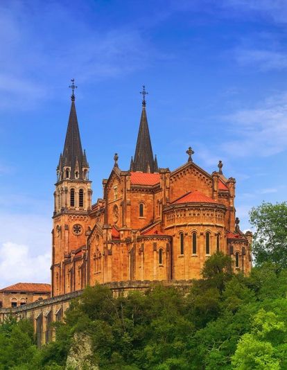 La Basílica de Covadonga, inaugurada en 1901. TURISMO CANGAS DE ONÍs La Basílica de Covadonga, inaugurada en 1901. TURISMO CANGAS DE ONÍs