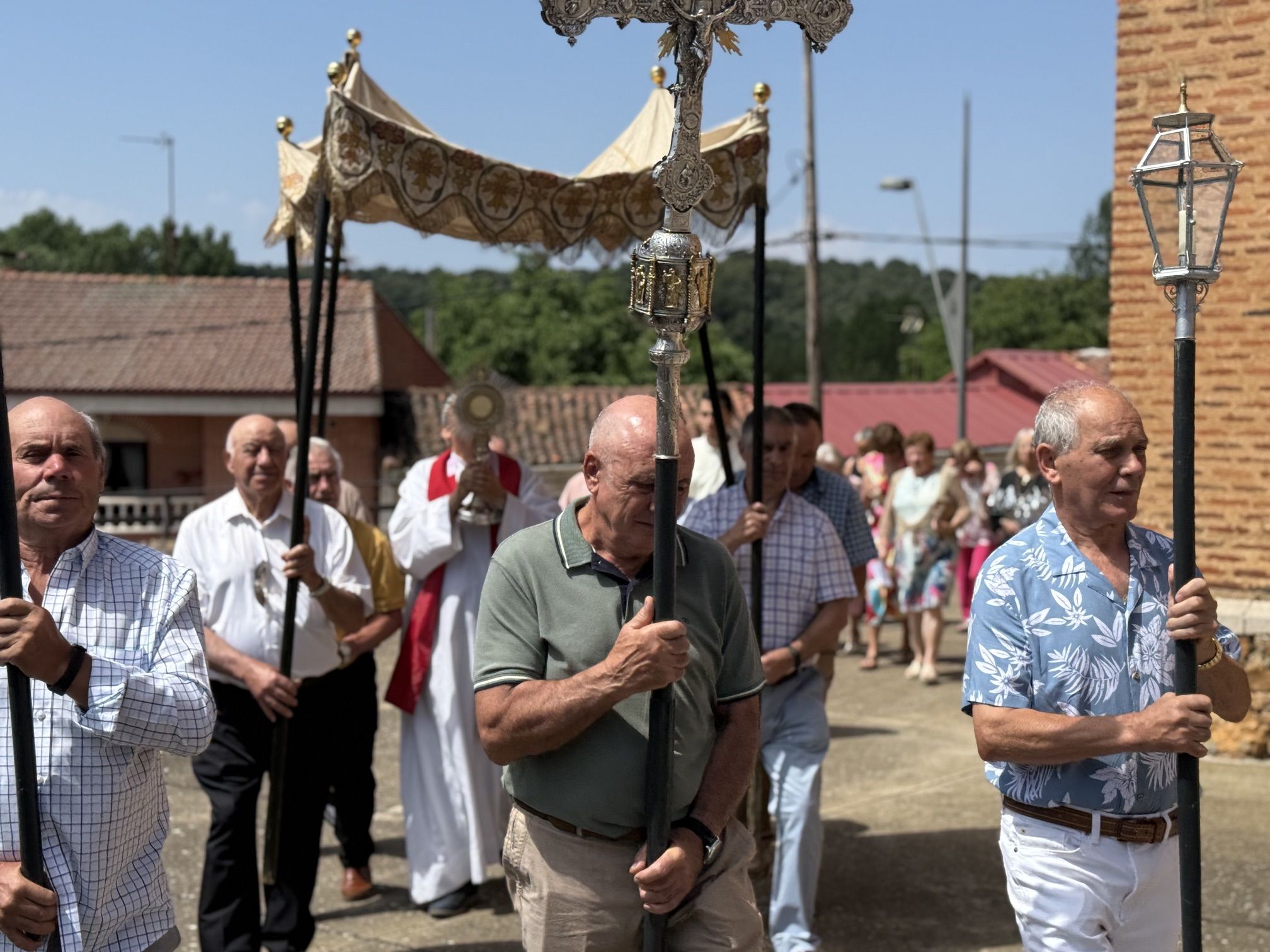 Procesión de las fiestas de Ferral del Bernesga. |L.N.C. Procesión de las fiestas de Ferral del Bernesga. |L.N.C.