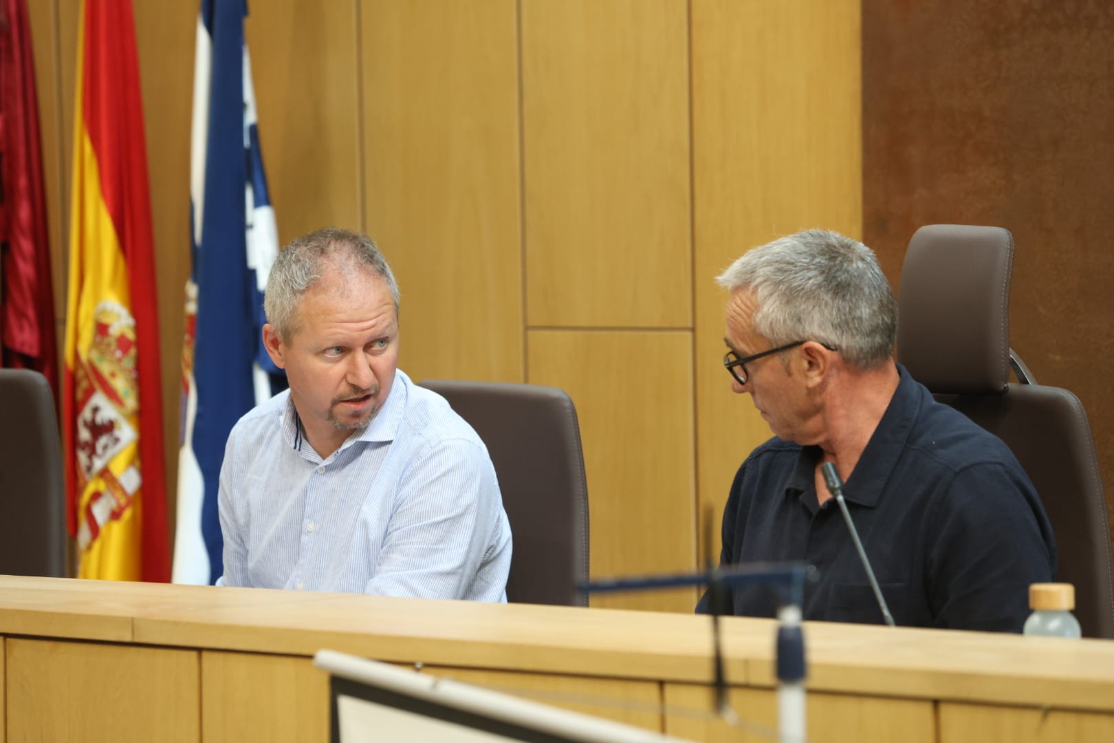 Jorge Pérez (i) y Vicente Álvarez (d) este jueves en el pleno del Ayuntamiento. | FERNANDO OTERO