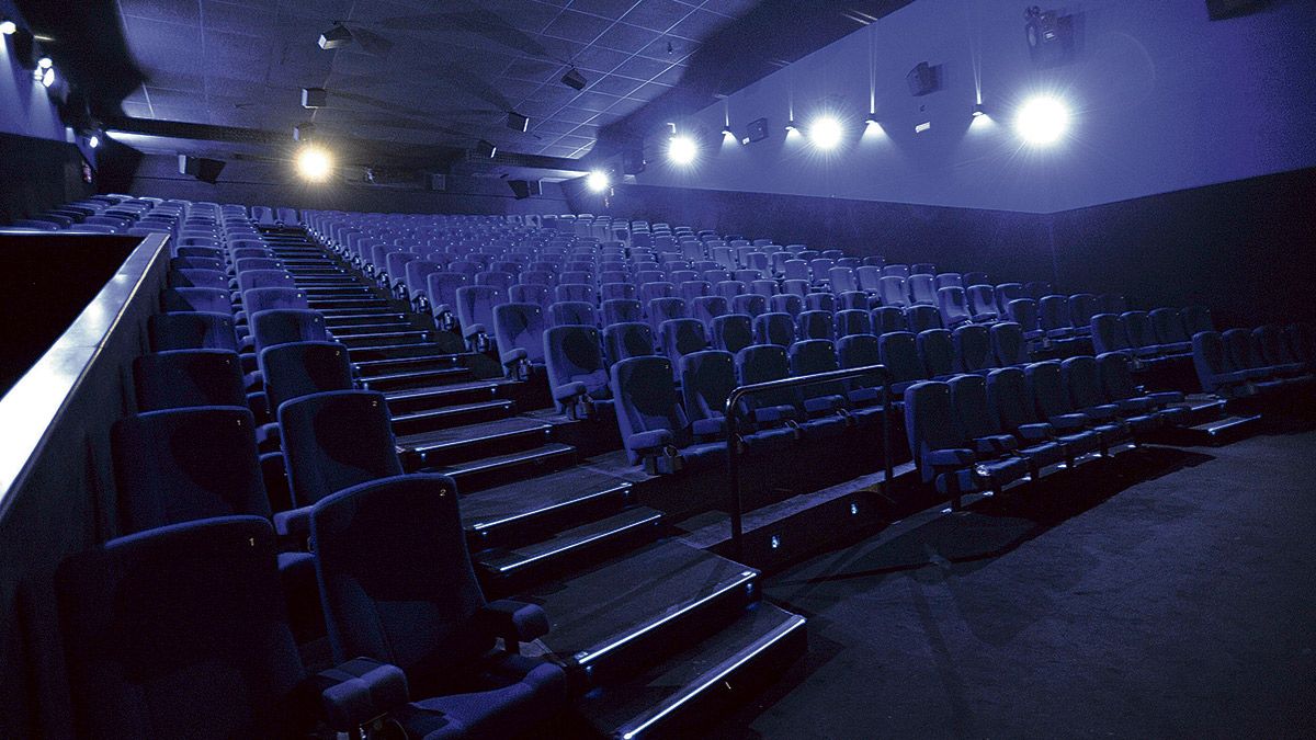 Vista general de la última sala especial inaugurada por Multicines Odeon Leon. Se trata de la sala con tecnología de sonido ‘Dobly Atmos’. | DANIEL MARTÍN Vista general de la última sala especial inaugurada por Multicines Odeon Leon. Se trata de la sala con tecnología de sonido ‘Dobly Atmos’. | DANIEL MARTÍN