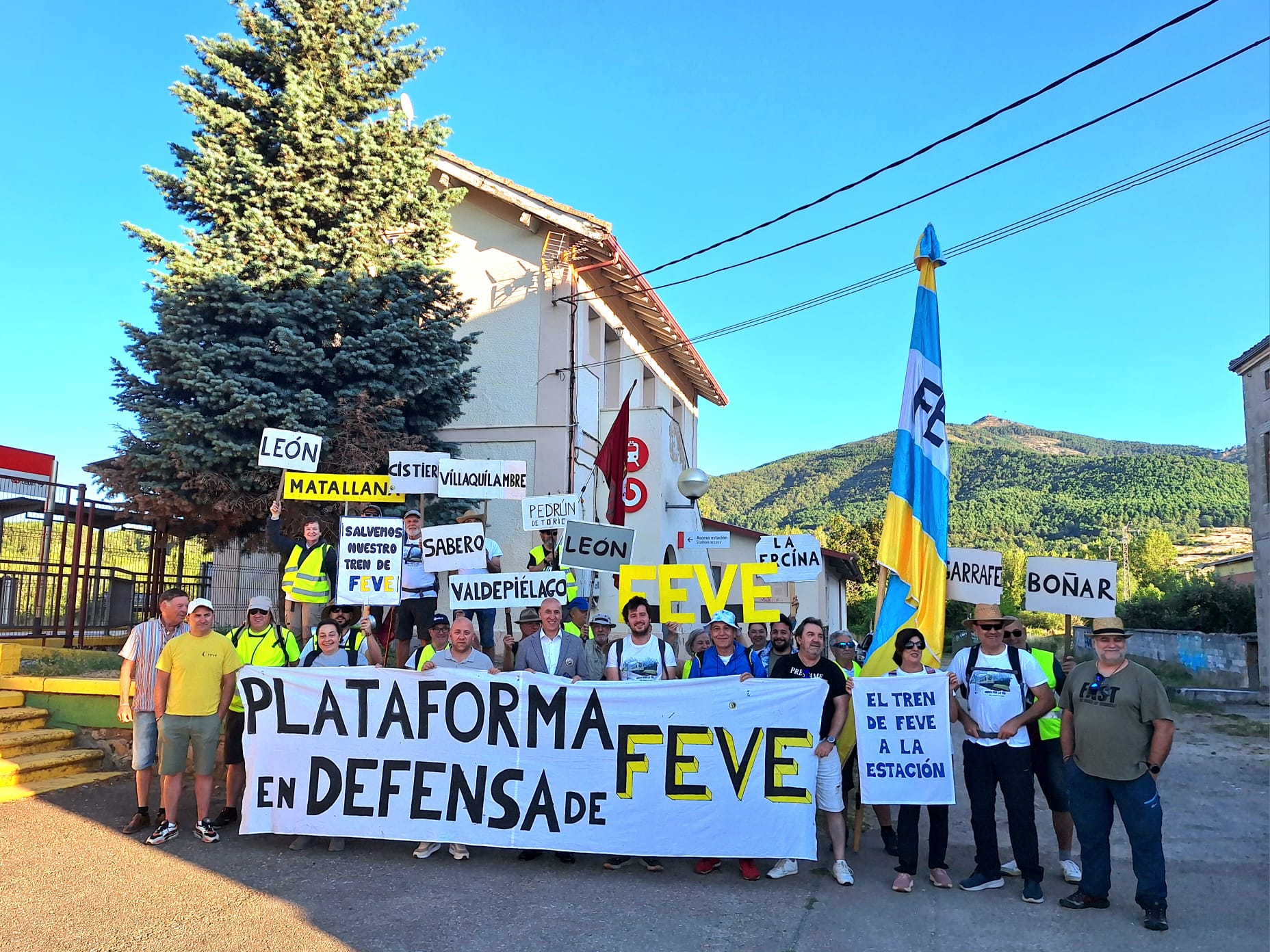 La cuarta etapa de la marcha por el futuro de Feve ha partido de Boñar. | LNC