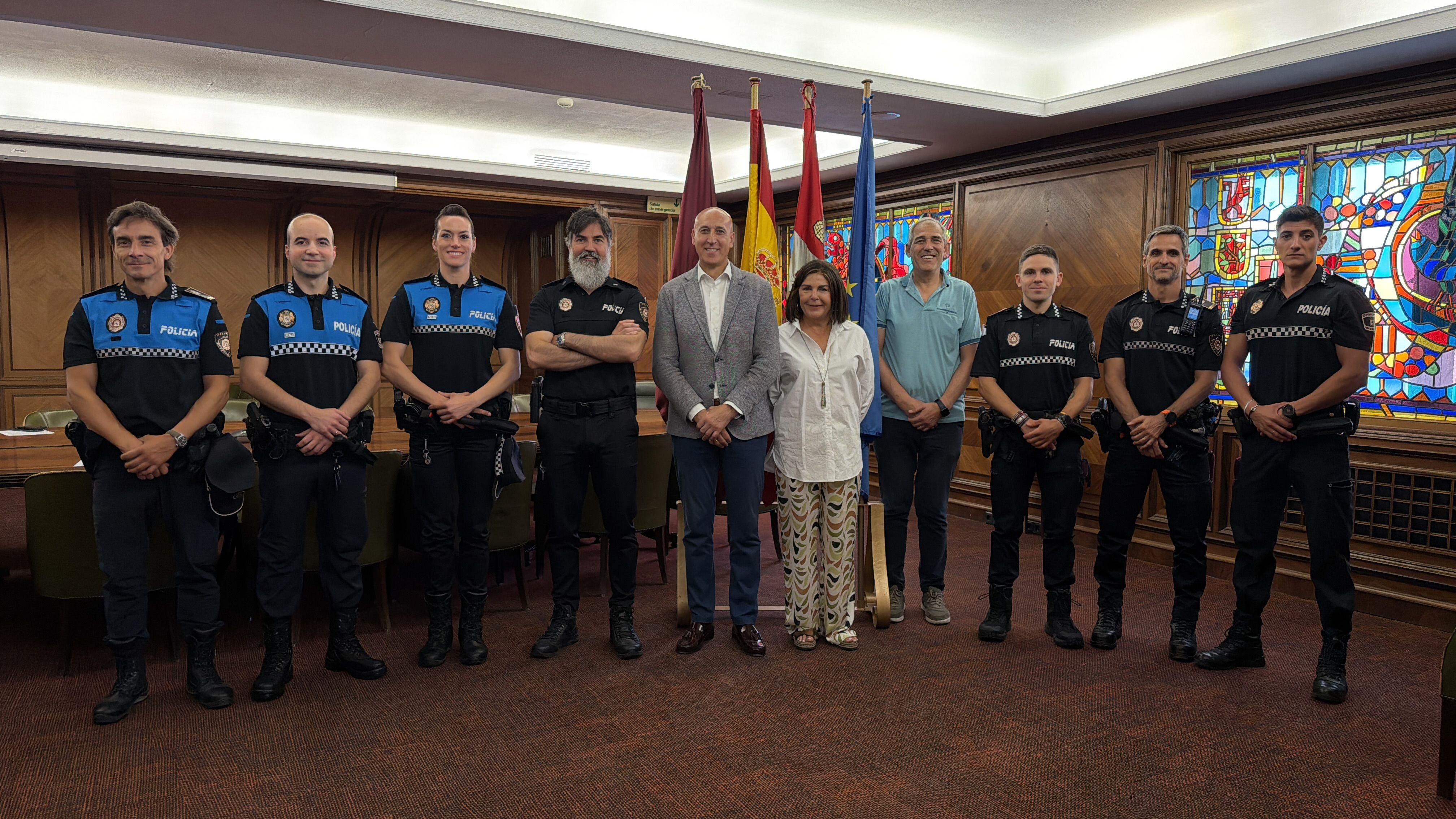 El alcalde de León, José Antonio Diez, junto a los seis nuevos oficiales de la Policía Local del Ayuntamiento de León | L.N.C El alcalde de León, José Antonio Diez, junto a los seis nuevos oficiales de la Policía Local del Ayuntamiento de León | L.N.C