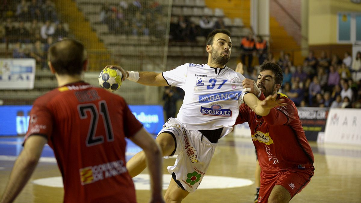 Costoya realiza un lanzamiento pese al empujón del defensor del Huesca. | MAURICIO PEÑA
