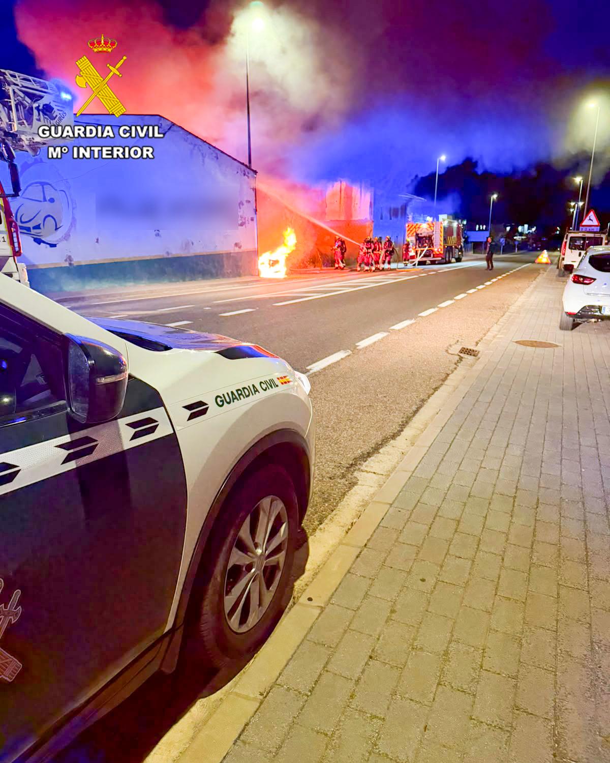 Imagen del incendio en la localidad de Valdelafuente. | GUARDIA CIVIL Imagen del incendio en la localidad de Valdelafuente. | GUARDIA CIVIL