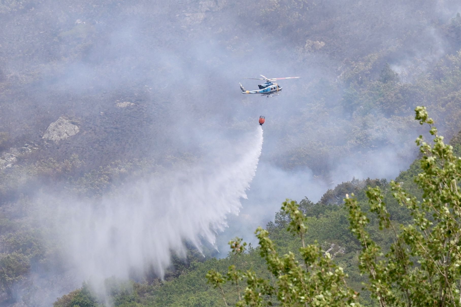 Tareas de extinción del incendio registrado el 26 de junio en Valdepiélago. CARLOS S. CAMPILLO (ICAL)