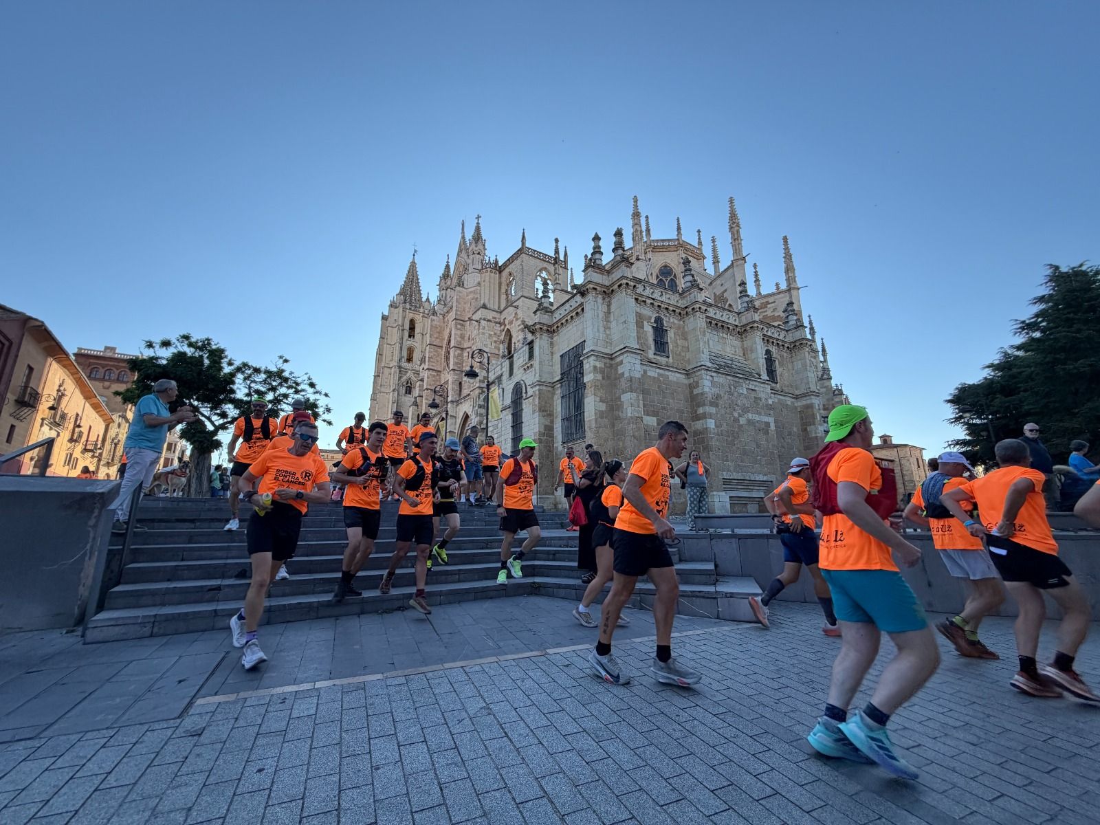 Salida desde la catedral leonesa | SAÚL ARÉN
