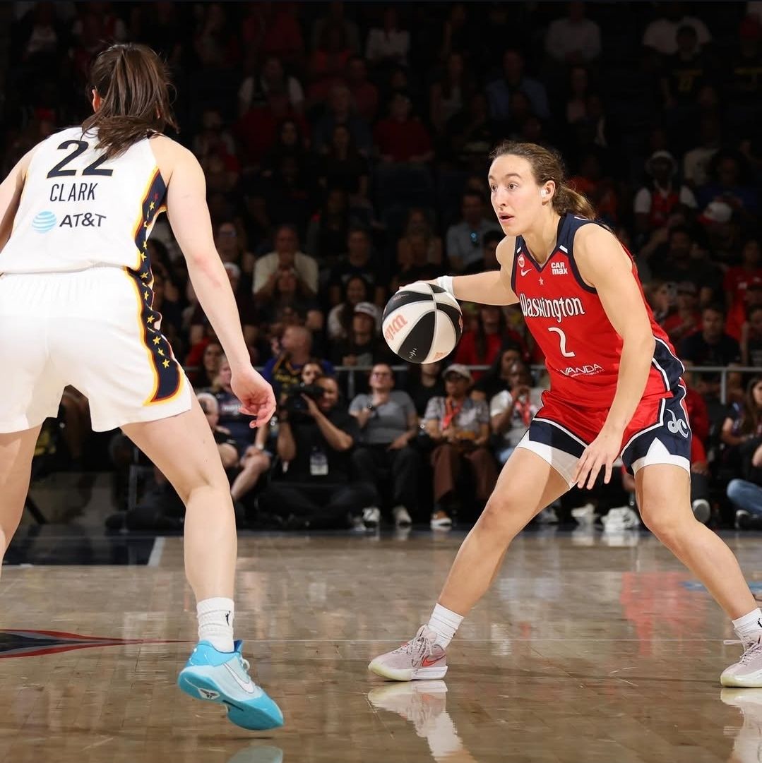 Alicia Flórez frente a Caitlin Clark, una de las grandes promesas de la WNBA . WNBA
