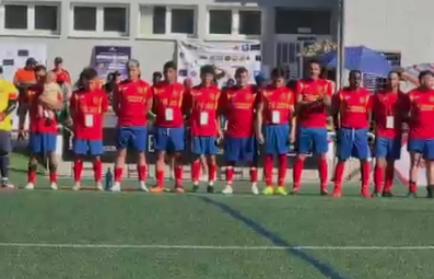 El instante en que suena el himno de España de Pemán en el partido de fútbol en León. | L.N.C. El instante en que suena el himno de España de Pemán en el partido de fútbol en León. | L.N.C.