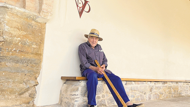 En el soportal de la iglesia de Valcabado, muy cerca de donde su nombre figura el primero entre los mecenas de su famoso artesonado mudéjar. |LAURA PASTORIZA En el soportal de la iglesia de Valcabado, muy cerca de donde su nombre figura el primero entre los mecenas de su famoso artesonado mudéjar. |LAURA PASTORIZA
