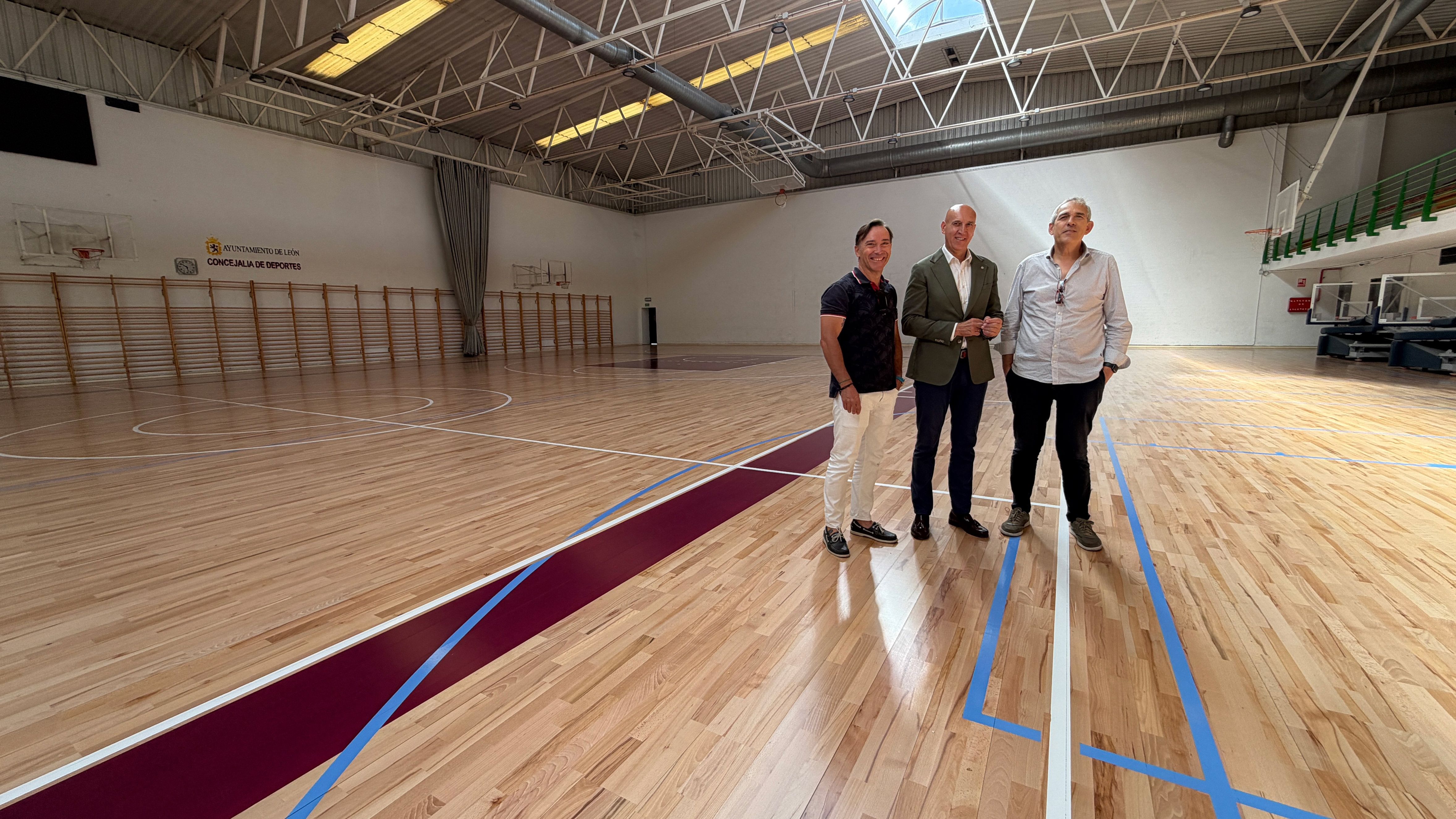 El pabellón de San Esteban estrena nuevo pavimento en su pista. | L.N.C. El pabellón de San Esteban estrena nuevo pavimento en su pista. | L.N.C.