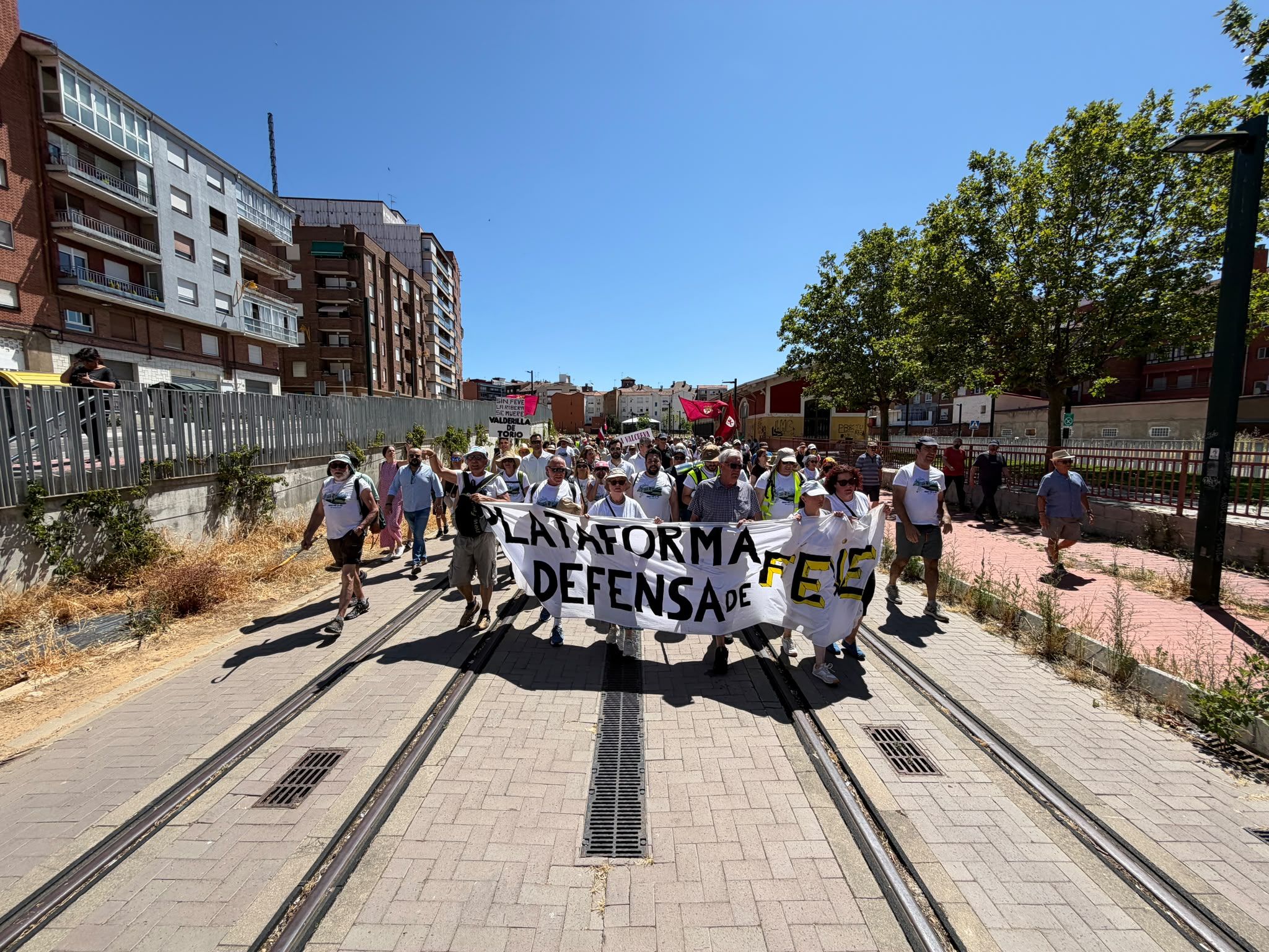La marcha por el futuro de Feve llega a Padre Isla. | SAÚL ARÉN