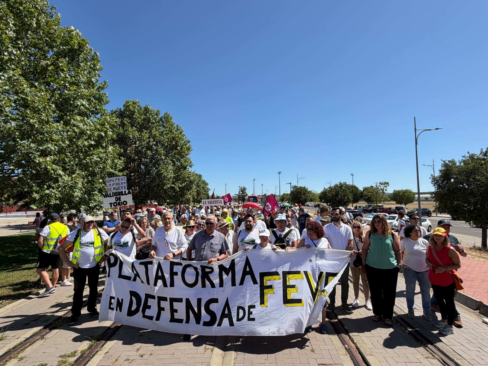 La marcha por el futuro de Feve llega a León. | SAÚL ARÉN