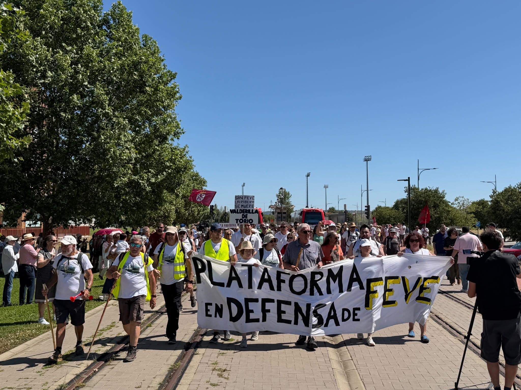 La marcha por el futuro de Feve llega a León. | SAÚL ARÉN
