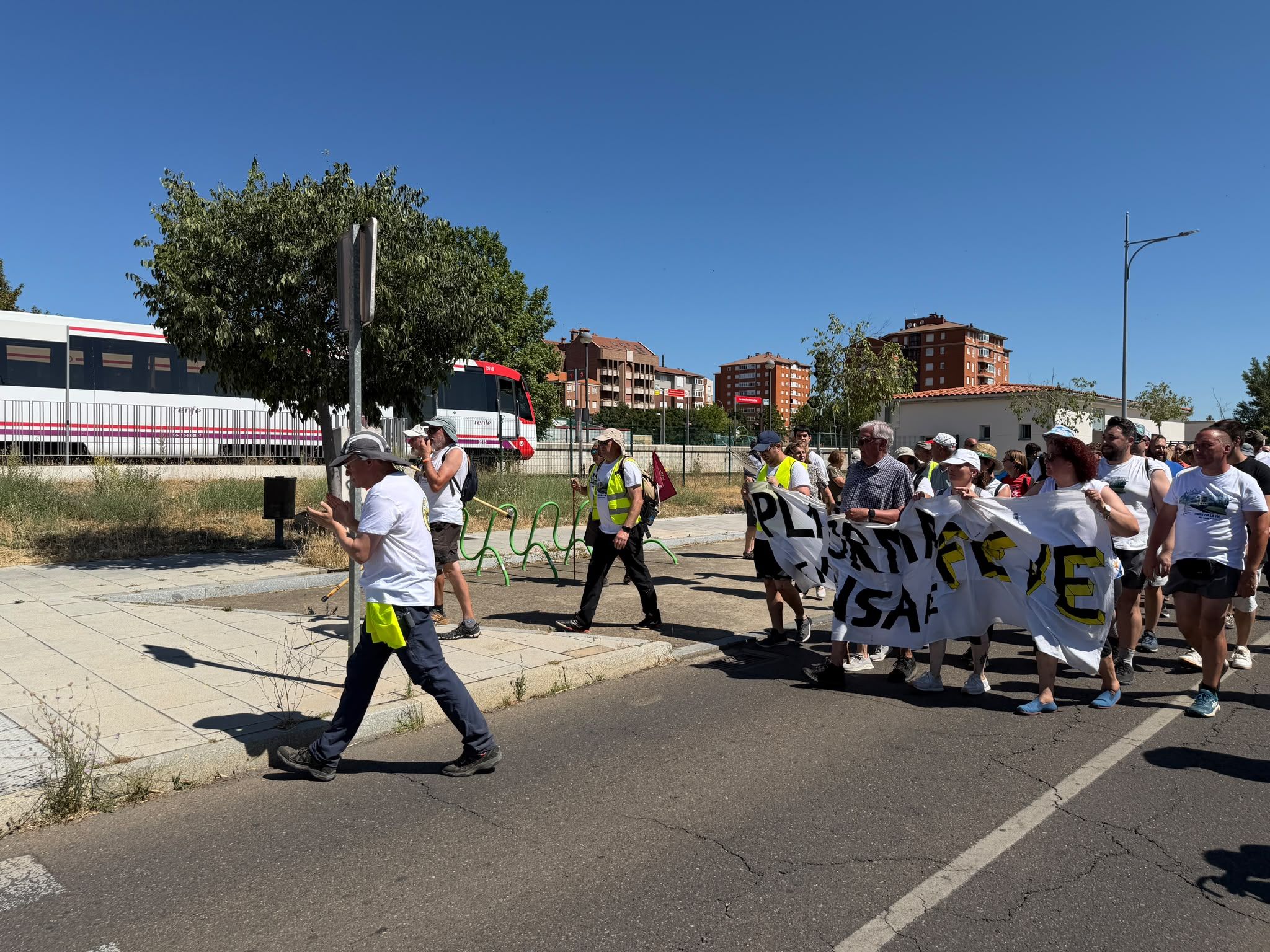 La marcha por el futuro de Feve llega a León. | SAÚL ARÉN