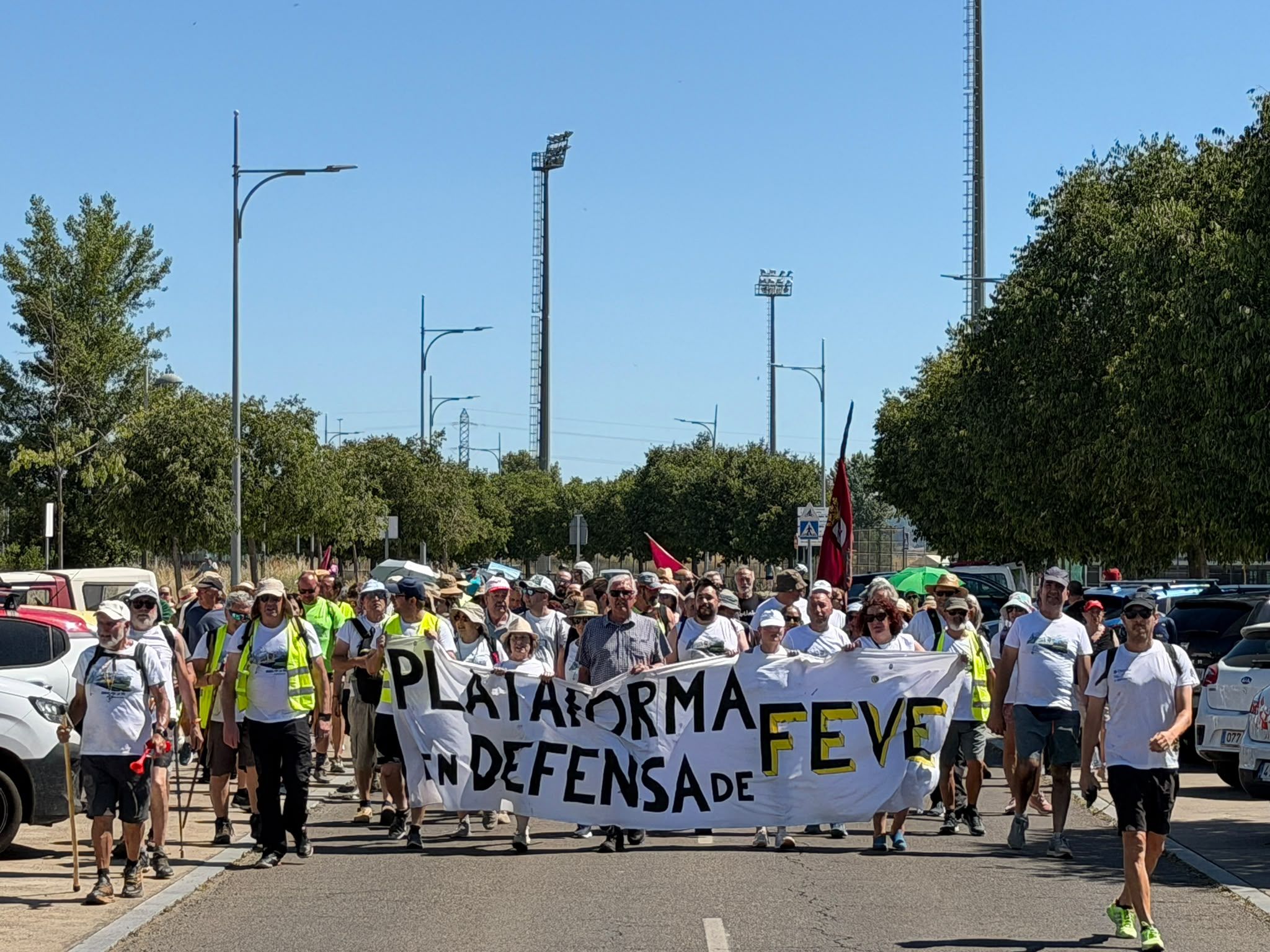 La marcha por el futuro de Feve llega a León. | SAÚL ARÉN
