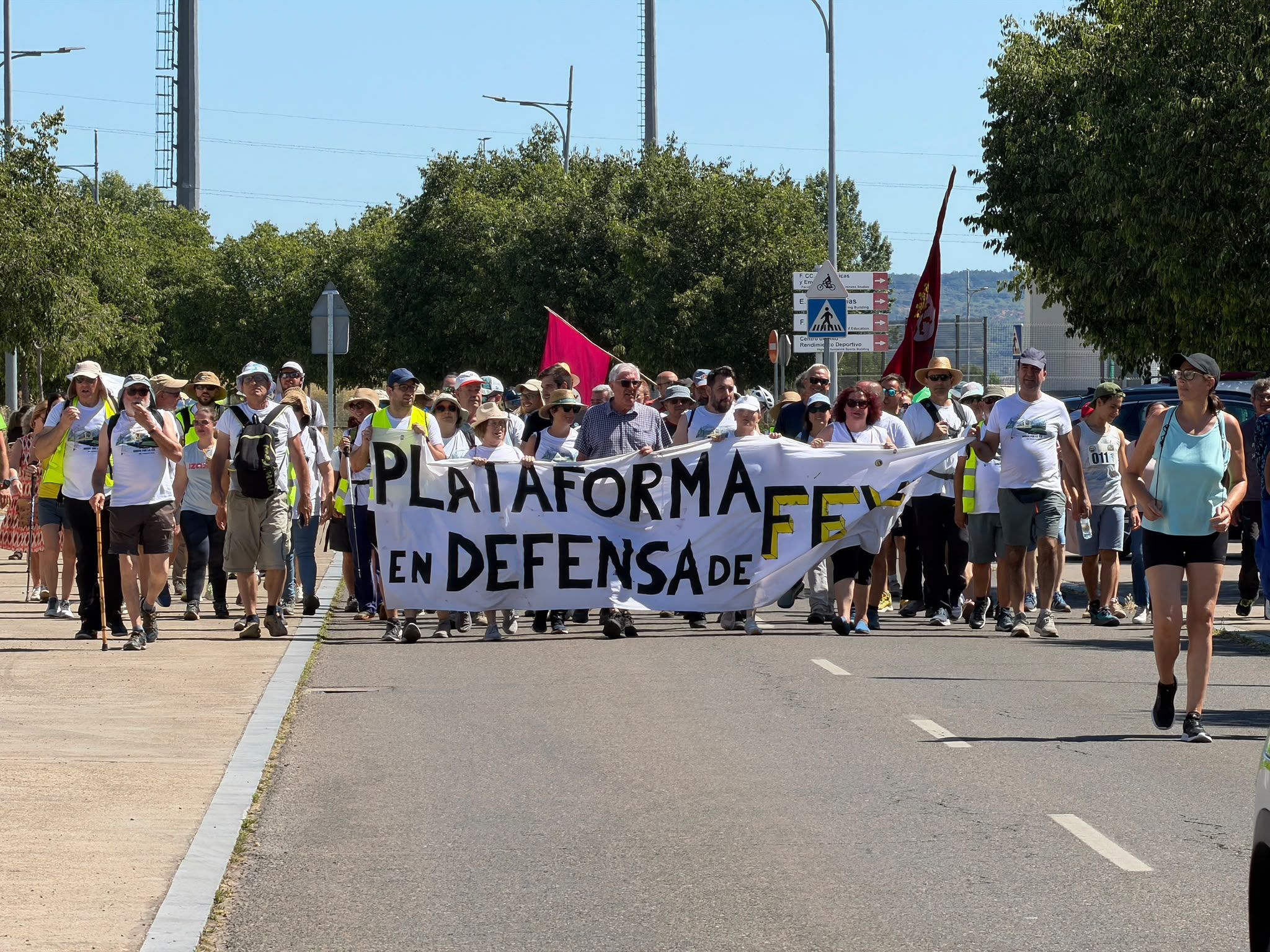 La marcha por el futuro de Feve llega a León. | SAÚL ARÉN