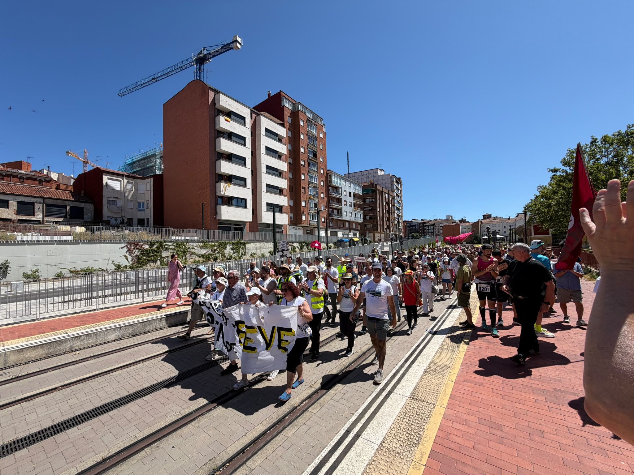 La marcha por el futuro de Feve llega a León. | SAÚL ARÉN