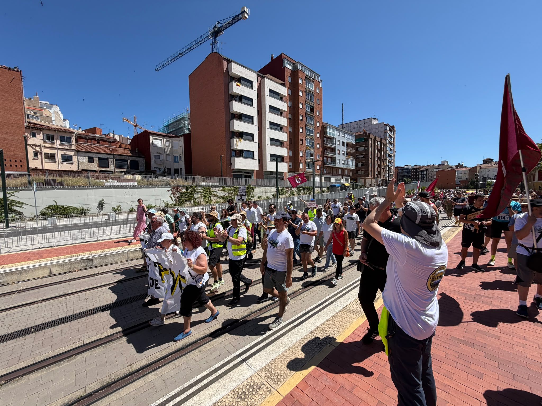 La marcha por el futuro de Feve llega a León. | SAÚL ARÉN