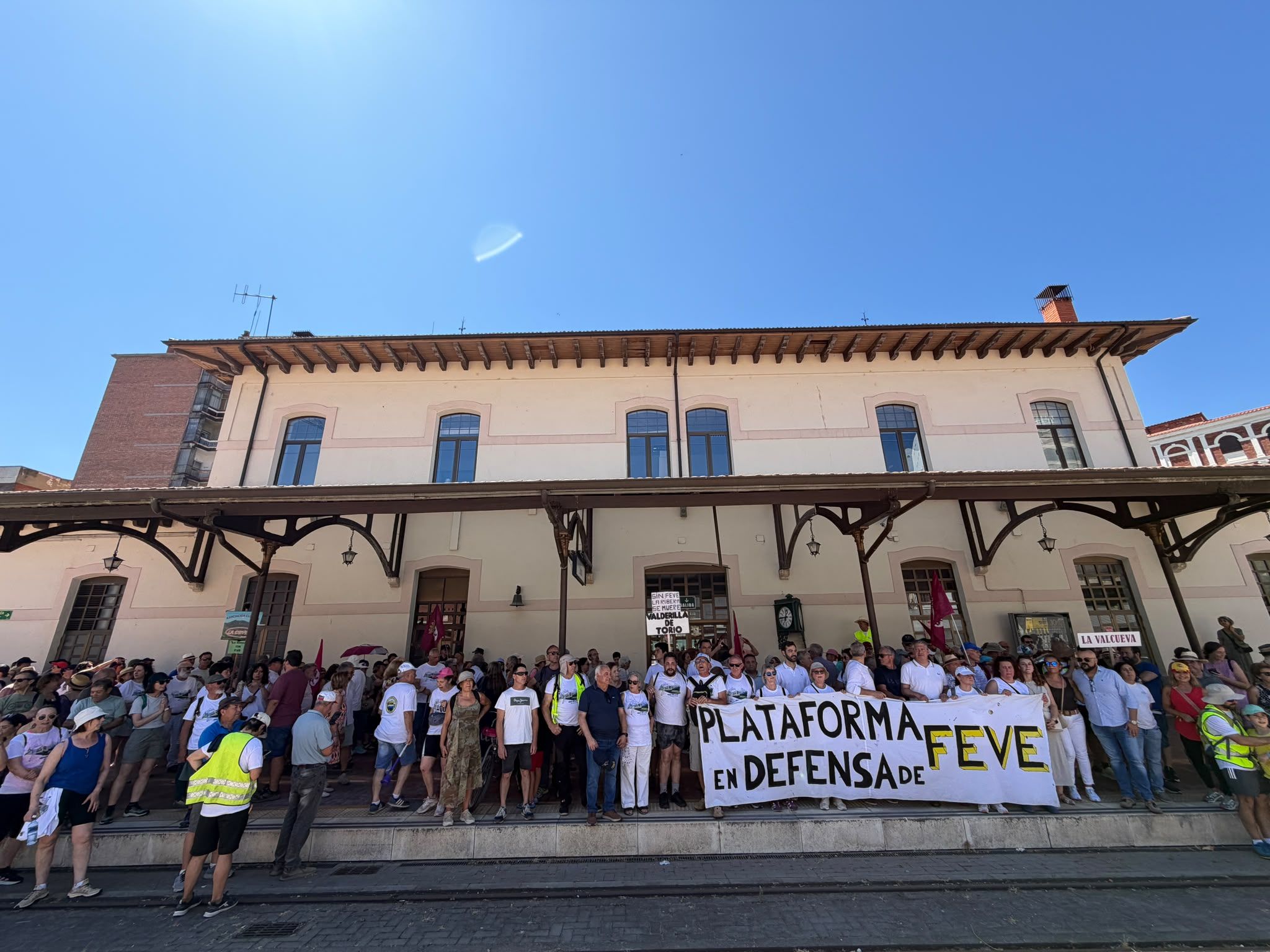 La marcha por el futuro de Feve llega a León. | SAÚL ARÉN
