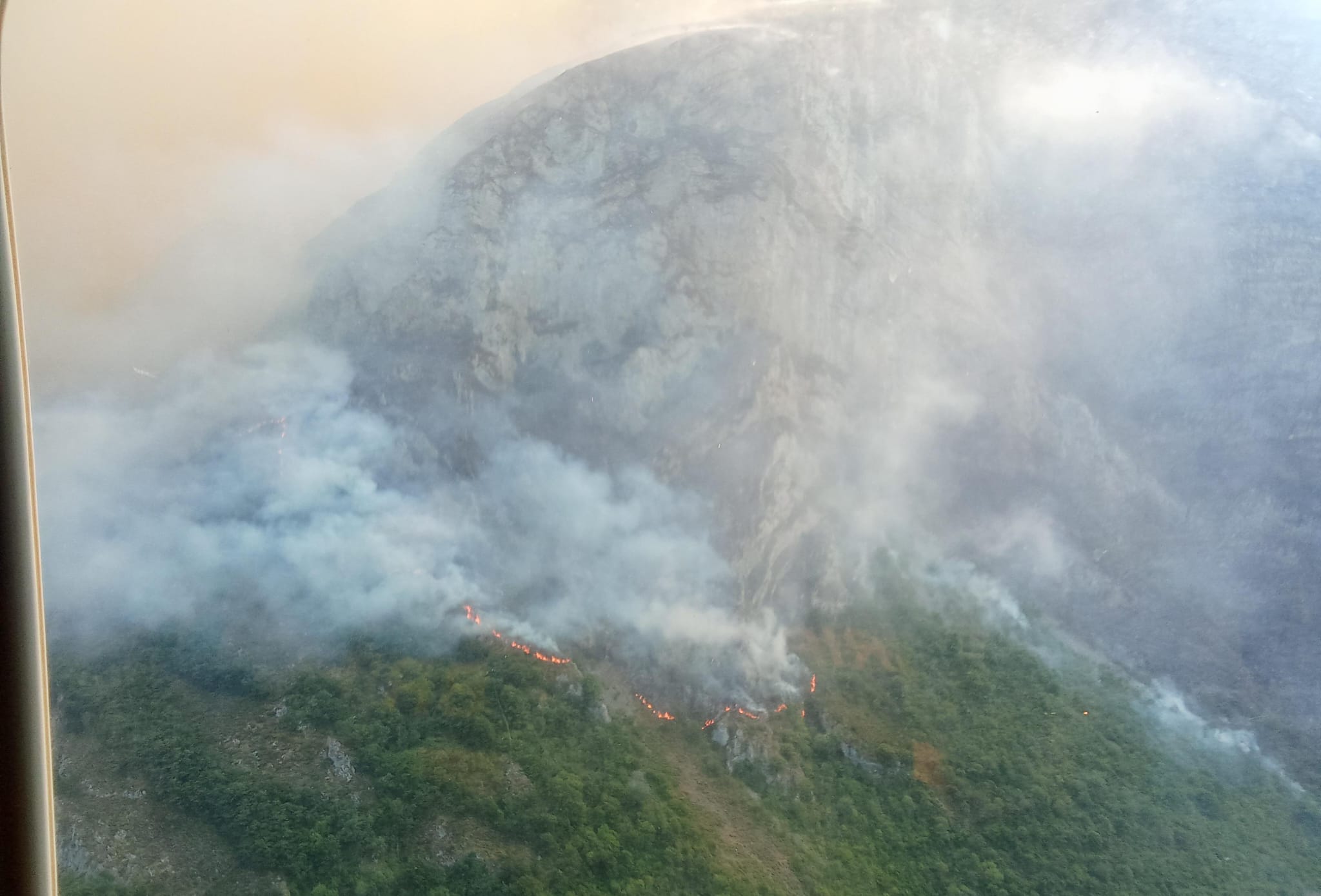 Vista desde el helicóptero de la Brif de Tineo del incendio de Ribota de Sajambre este domingo. | BRIF DE TINEO Vista desde el helicóptero de la Brif de Tineo del incendio de Ribota de Sajambre este domingo. | BRIF DE TINEO