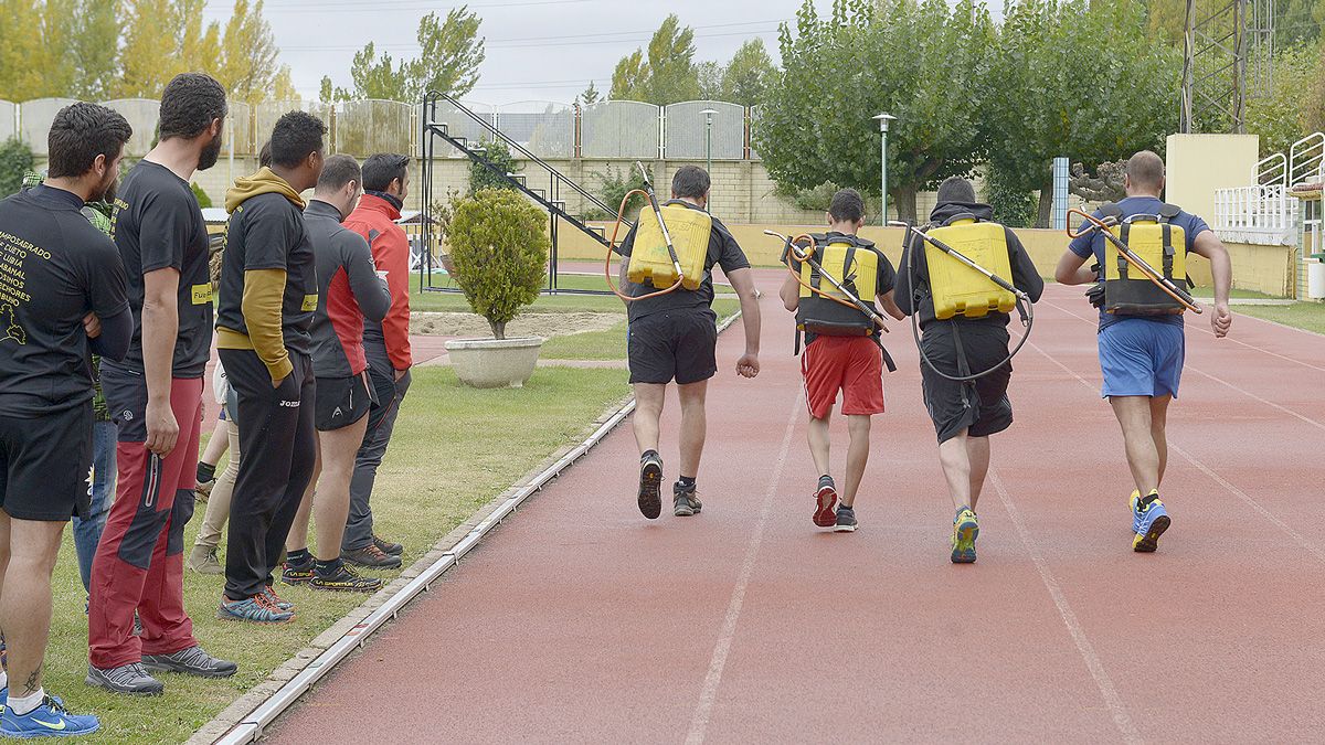 Una de las pruebas fue la carrera de relevos con mochila extintora llena. | MAURICIO PEÑA