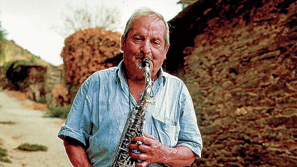Sergio ocupó muchas horas de ocio después de su jubilación entregado a la música y el saxofón. | CECILIA ORUETA