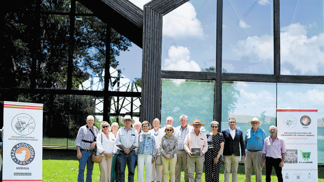 Foto de familia de las delegaciones australiana y española en su reunión de trabajo e intercambio celebrada en la Fundación Antonino y Cinia de Cerezales. Foto de familia de las delegaciones australiana y española en su reunión de trabajo e intercambio celebrada en la Fundación Antonino y Cinia de Cerezales.