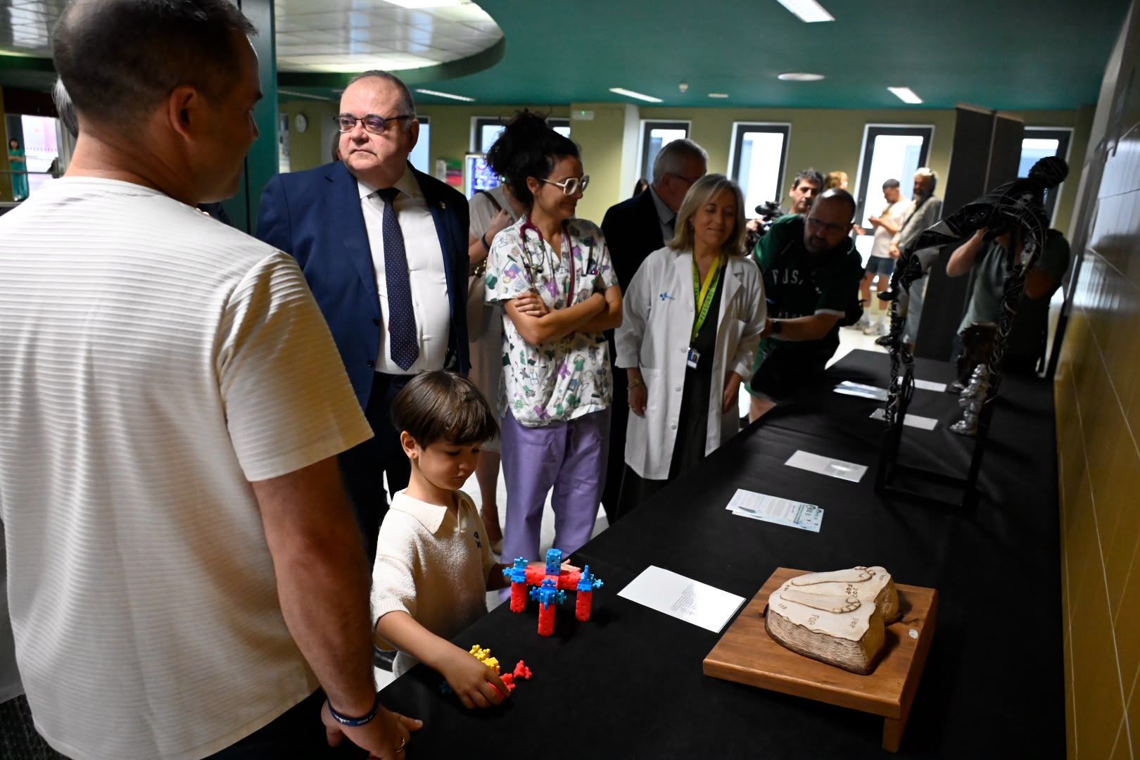 Alejandro Vázquez inauguró la exposición de la asociación Por Dos Pulgares de Nada en el Hospital de León. | SAÚL ARÉN