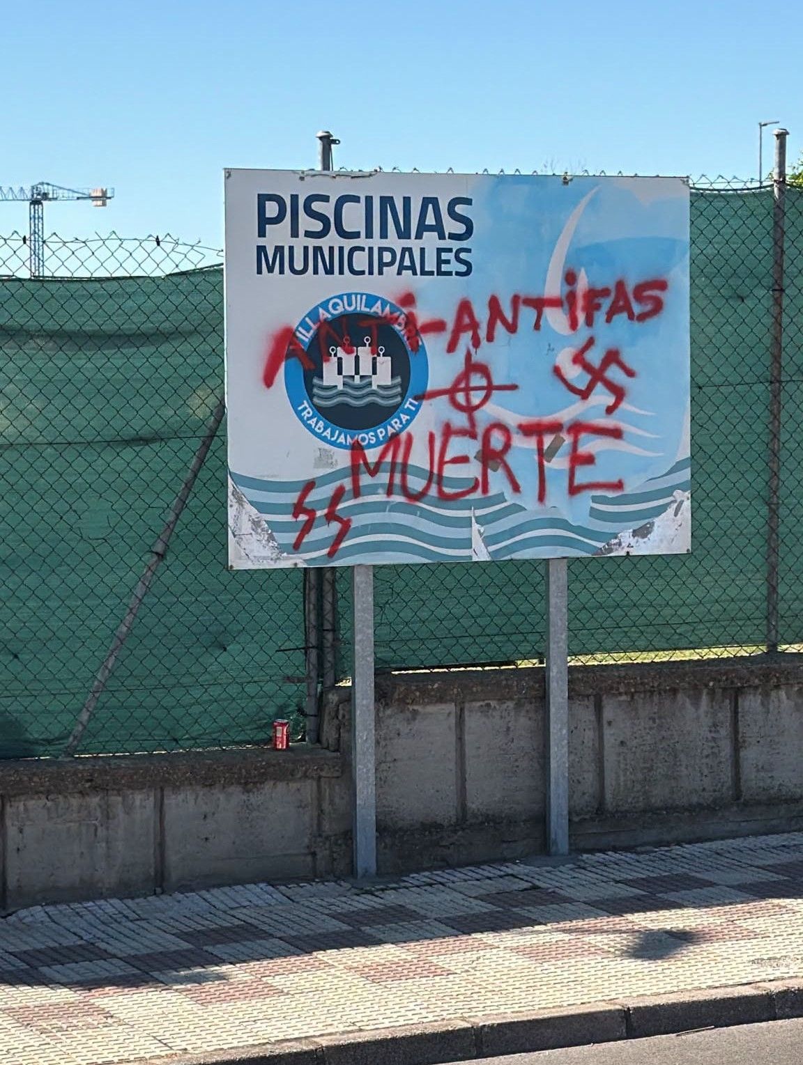 El cartel de las piscinas de Villaobispo apareció con pintadas nazis. | AYTO. DE VILLAQUILAMBRE El cartel de las piscinas de Villaobispo apareció con pintadas nazis. | AYTO. DE VILLAQUILAMBRE