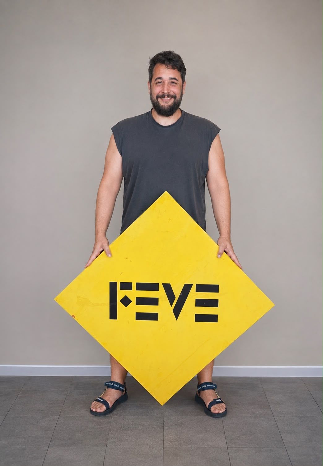 David Gómez con un cartel de FEVE | L.N.C. David Gómez con un cartel de FEVE | L.N.C.