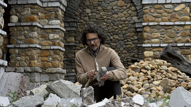 Son tantas las obras que Santocildes cobija en su taller que confiesa haber perdido la noción de lo que hay