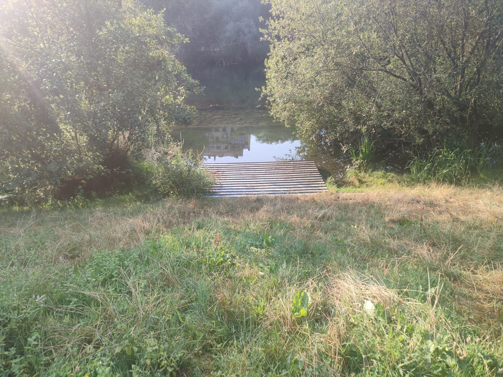 El PSOE afea la retirada del embarcadero flotante instalado en el paseo del río Sil. El PSOE afea la retirada del embarcadero flotante instalado en el paseo del río Sil.