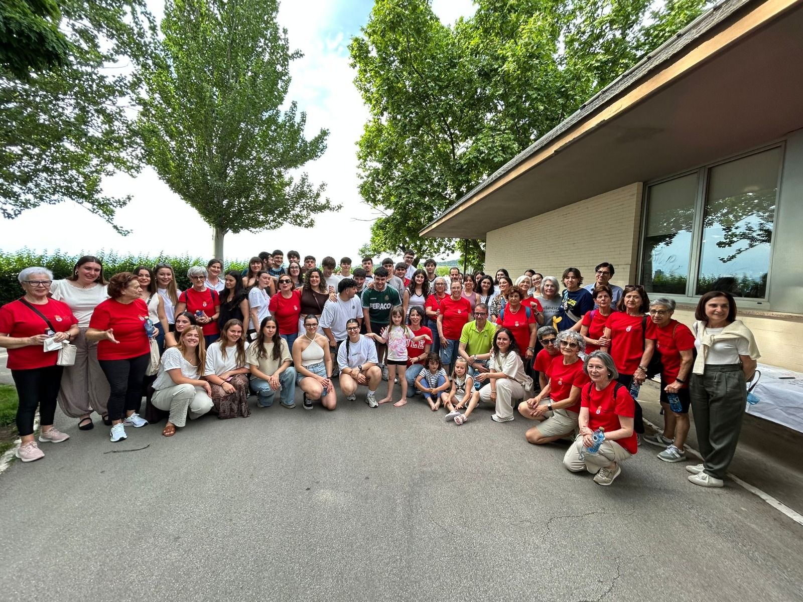Participantes en el proyecto de Marcha Nórdica Intergeneracional del Campus de Ponferrada.
