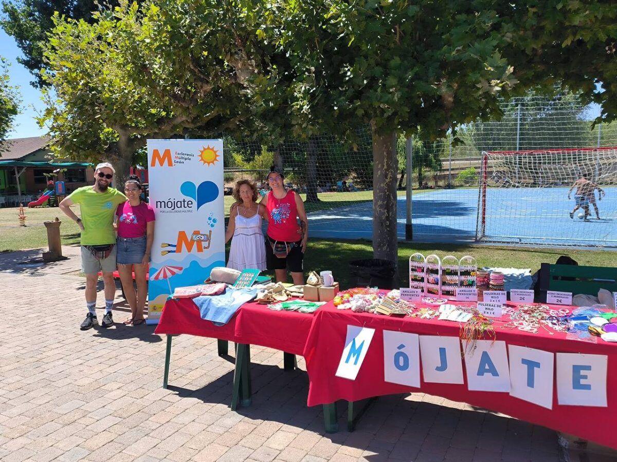 Donata Álvarez apoyando la campaña en las piscinas coyantinas. | L.N.C. Donata Álvarez apoyando la campaña en las piscinas coyantinas. | L.N.C.