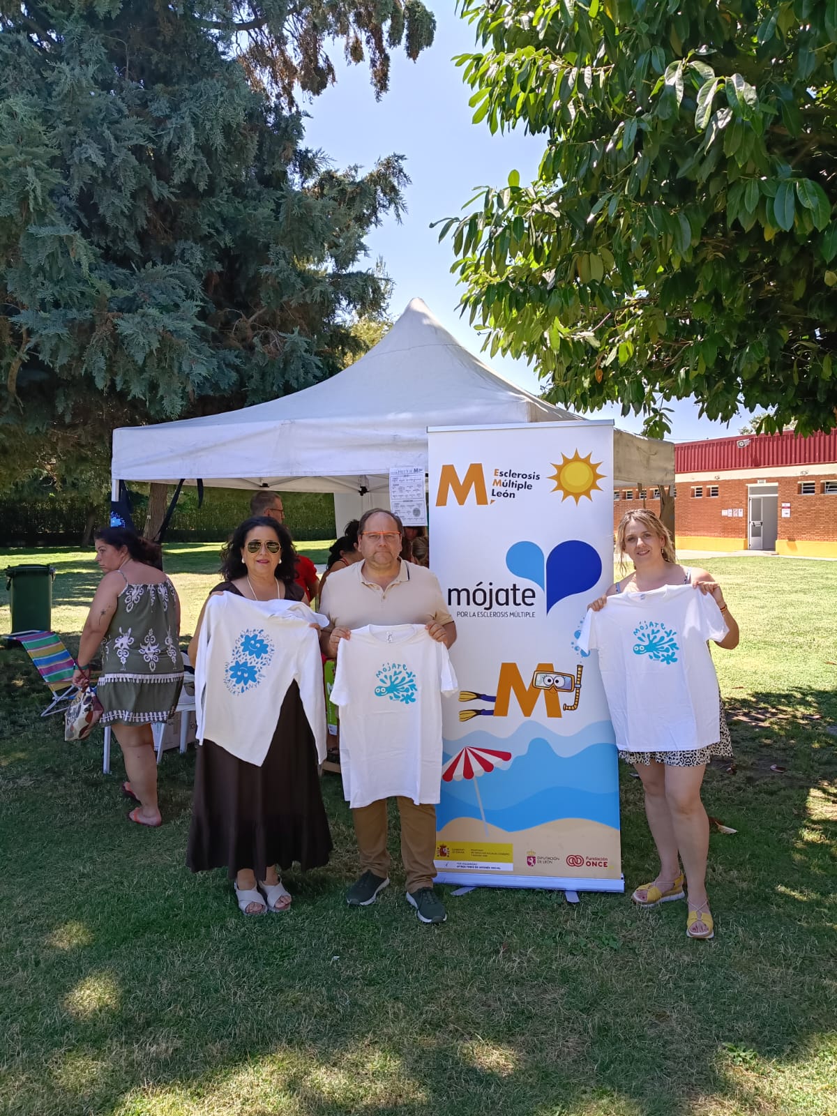 Javier Carrera y Amada Moratinos apoyando la campaña en La Bañeza. | L.N.C.