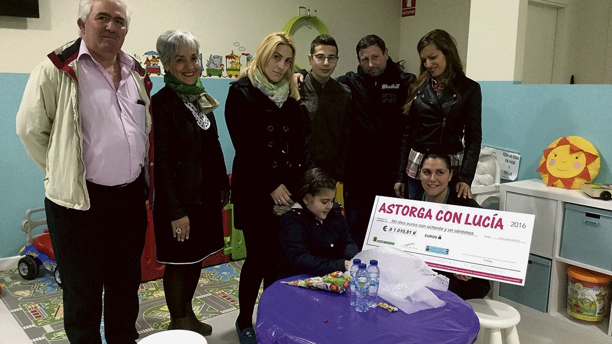 Lucía junto con su familia y algunos de sus apoyos en Astorga.