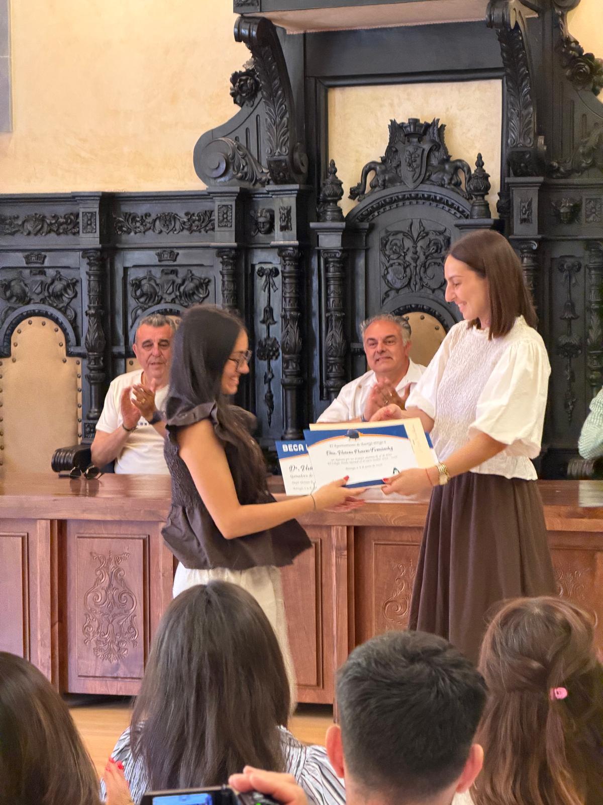 Entrega de una de las becas. | L.N.C. Entrega de una de las becas. | L.N.C.