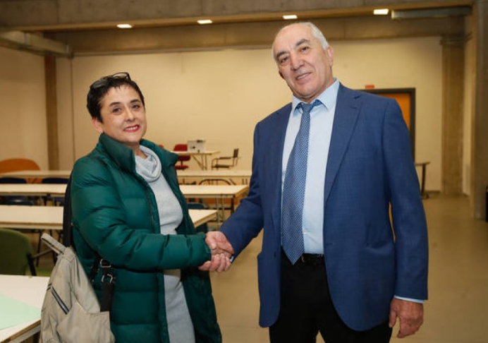 La actual presidenta, Susana Ropero, es felicitada por Juanjo Llamazares después de ser elegida / F. FERNÁNDEZ