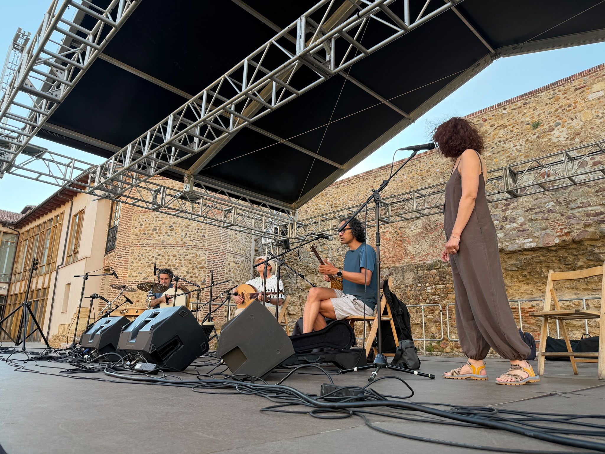 Un instante del espectáculo ‘Músicas de Oriente’, que fue protagonista en el jardín arqueológico de la Casona de Puerta Castillo. | SAÚL ARÉN