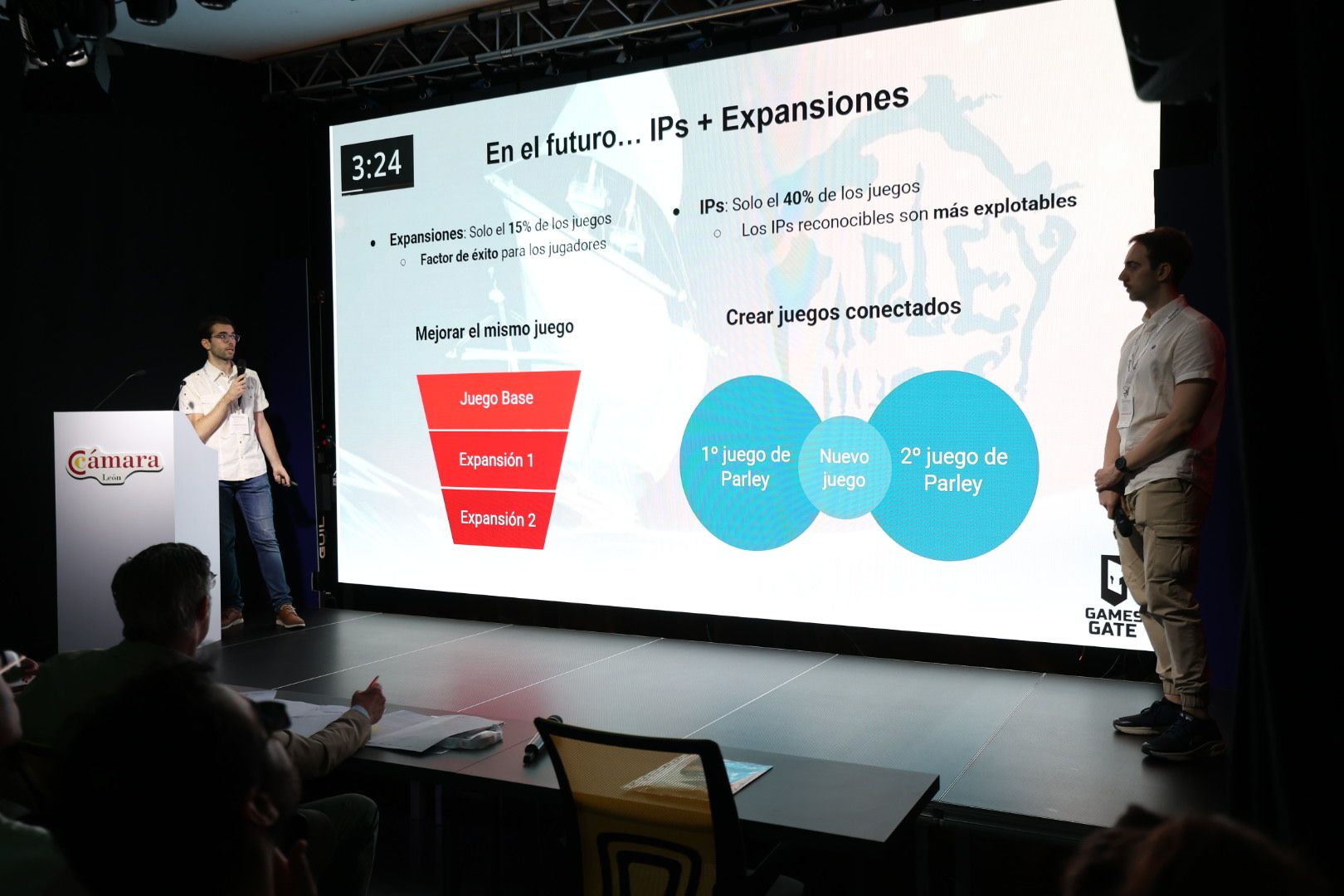 Un instante de una de las presentaciones de los emprendedores que participan en 'Impulsa Startup'. | FERNANDO OTERO