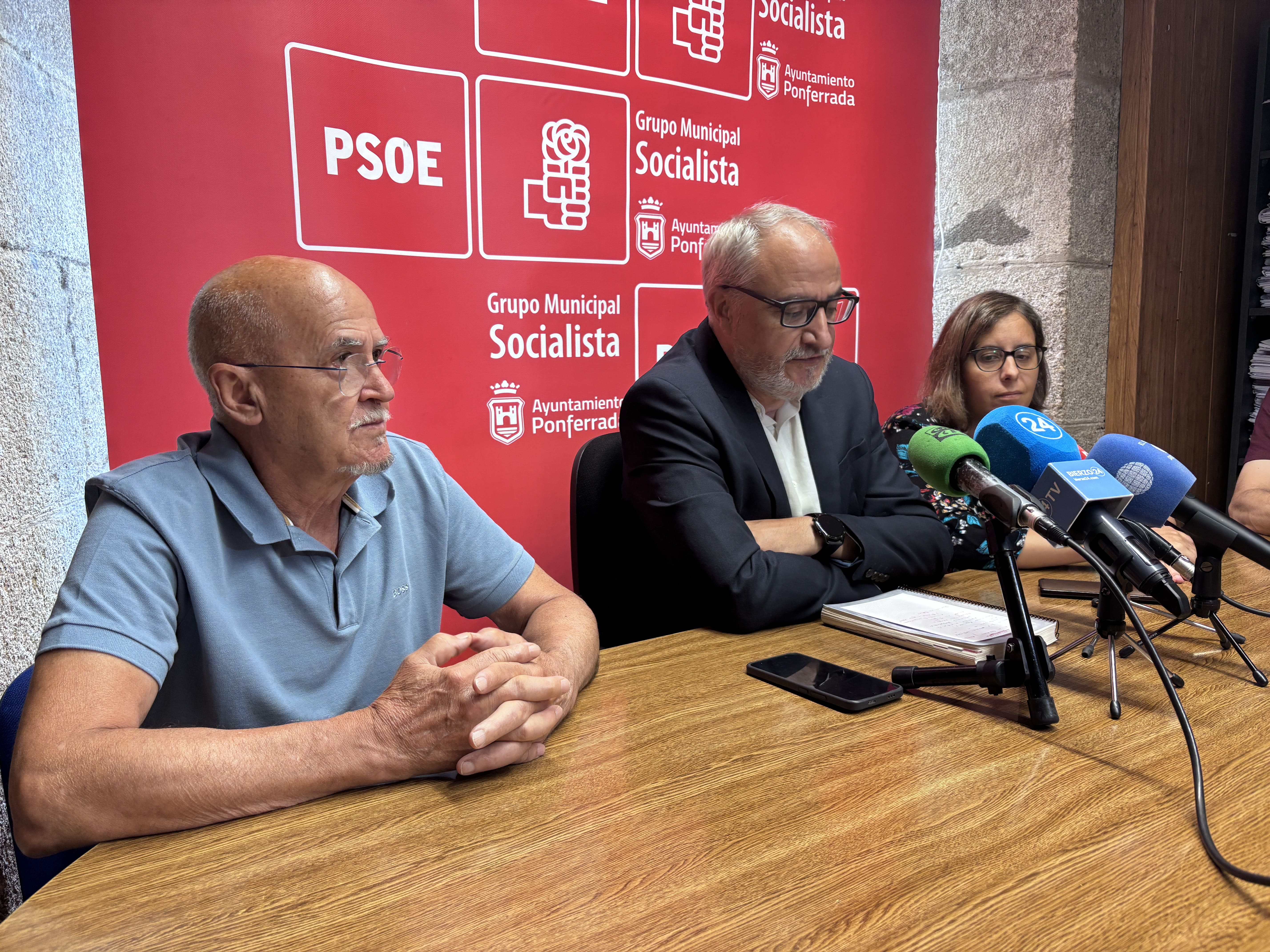 Comparecencia del PSOE de Ponferrada para tratar los contratos mayores del Ayuntamiento. | JAVIER FERNÁNDEZ