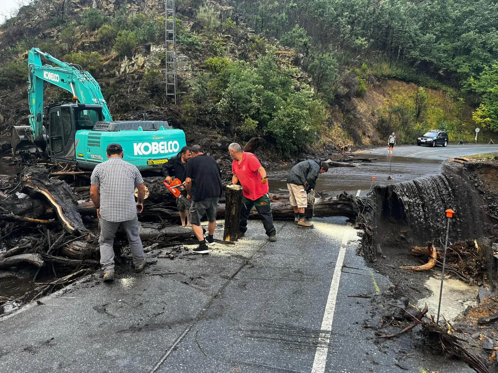 La intensidad de la tormenta sorprendió a los vecinos y provocó importantes escorrentías que arrastraron materiales hasta la calzada, dejando varios puntos impracticables. | L.N.C. La intensidad de la tormenta sorprendió a los vecinos y provocó importantes escorrentías que arrastraron materiales hasta la calzada, dejando varios puntos impracticables. | L.N.C.