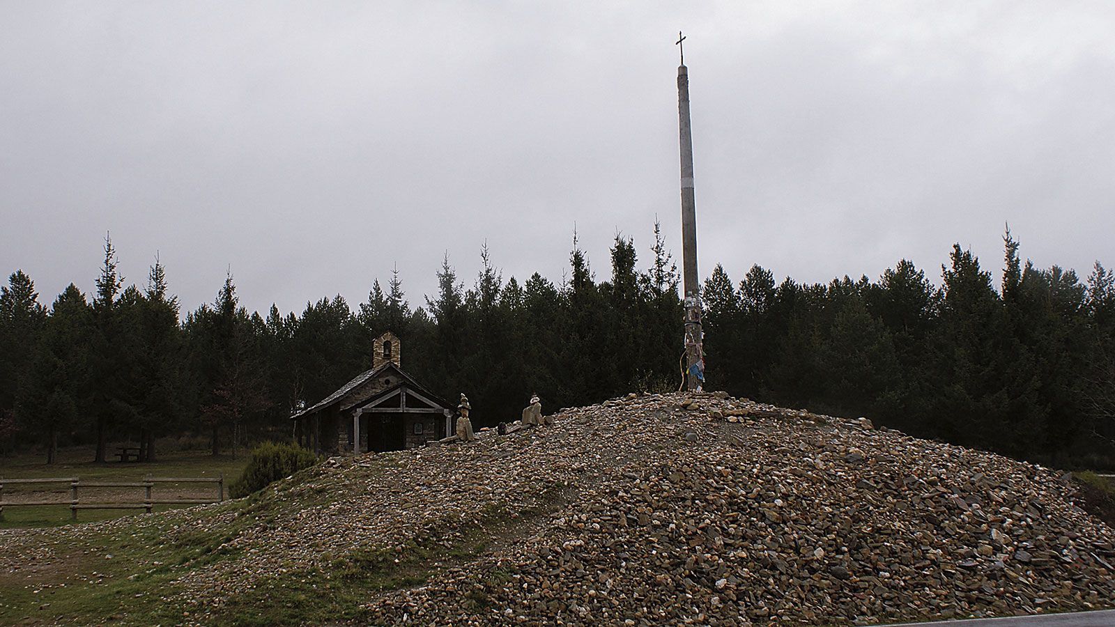 Cruz de Ferro ubicada en Foncebadón en pleno Camino de Santiago. | MARTÍN MUÑOZ Cruz de Ferro ubicada en Foncebadón en pleno Camino de Santiago. | MARTÍN MUÑOZ