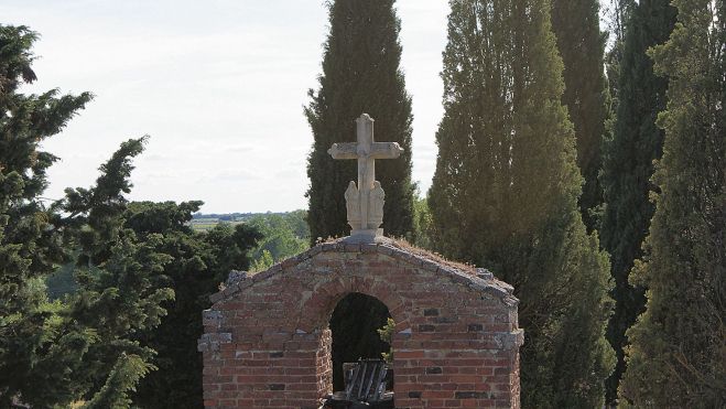 Réplica de crucero medieval en el cementerio en Sahagún