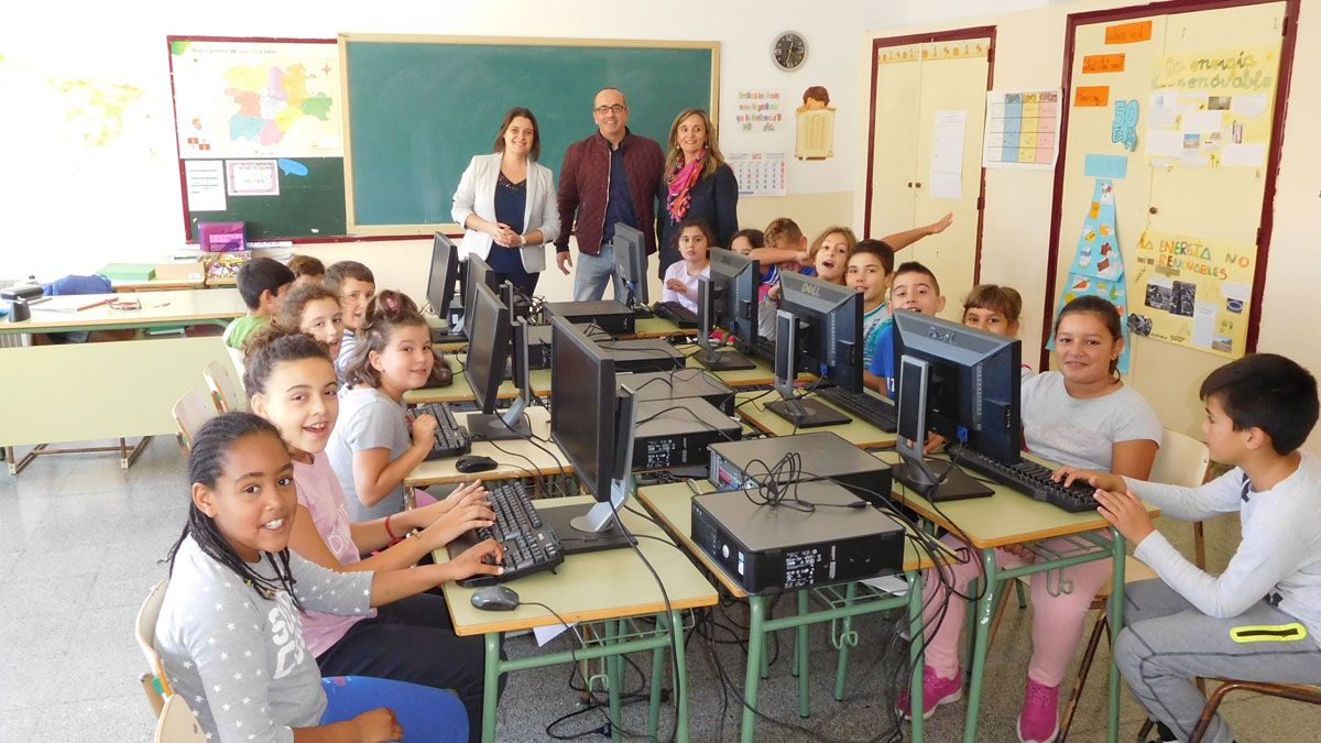 El Colegio de Toral con los ordenadores cedidos por Cosmos.  | L.N.C.