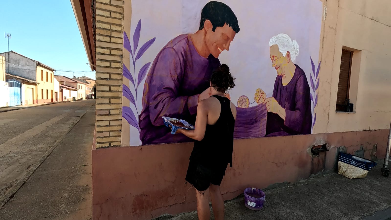 Daniel Livas realizando uno de los murales que este domingo serán presentados en la localidad.PASCUAL MARÍN