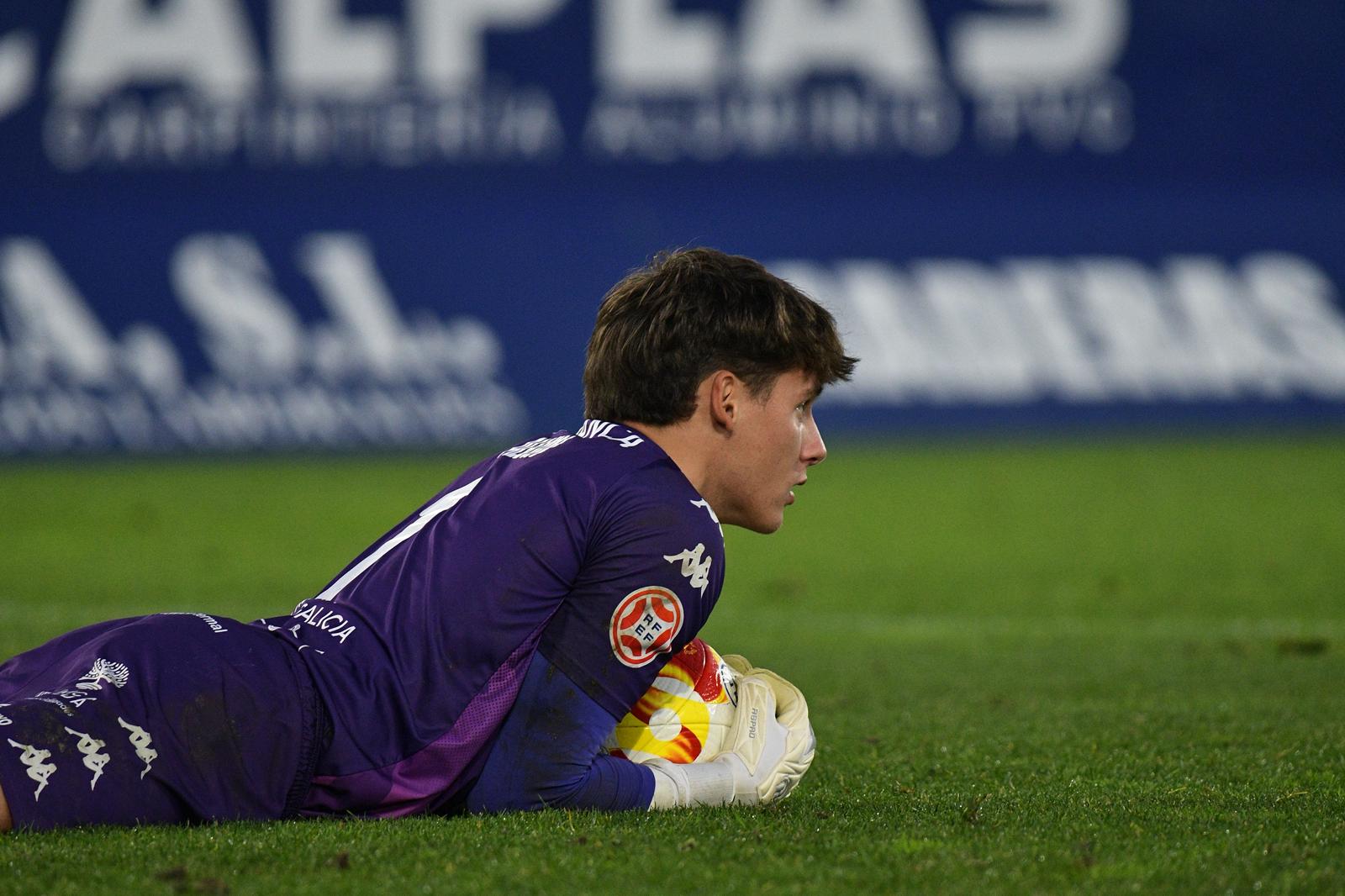 Alvin Abajas, con el balón en el partido en El Toralín entre la Deportiva y el Arenteiro, se convierte en el segundo portero de la Ponferradina. QUINITO