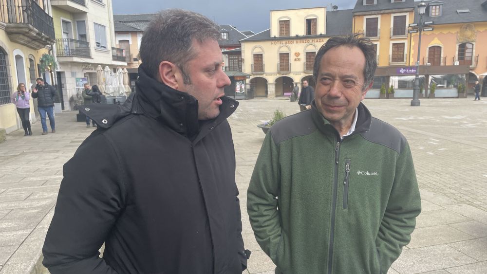 Santiago Castelao, a la derecha de la imagen, critica al gobierno de Villafranca. | JAVIER FERNÁNDEZ